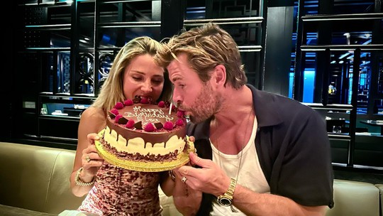 Chris Hemsworth comemora aniversário da mulher: 'Te amo para sempre'