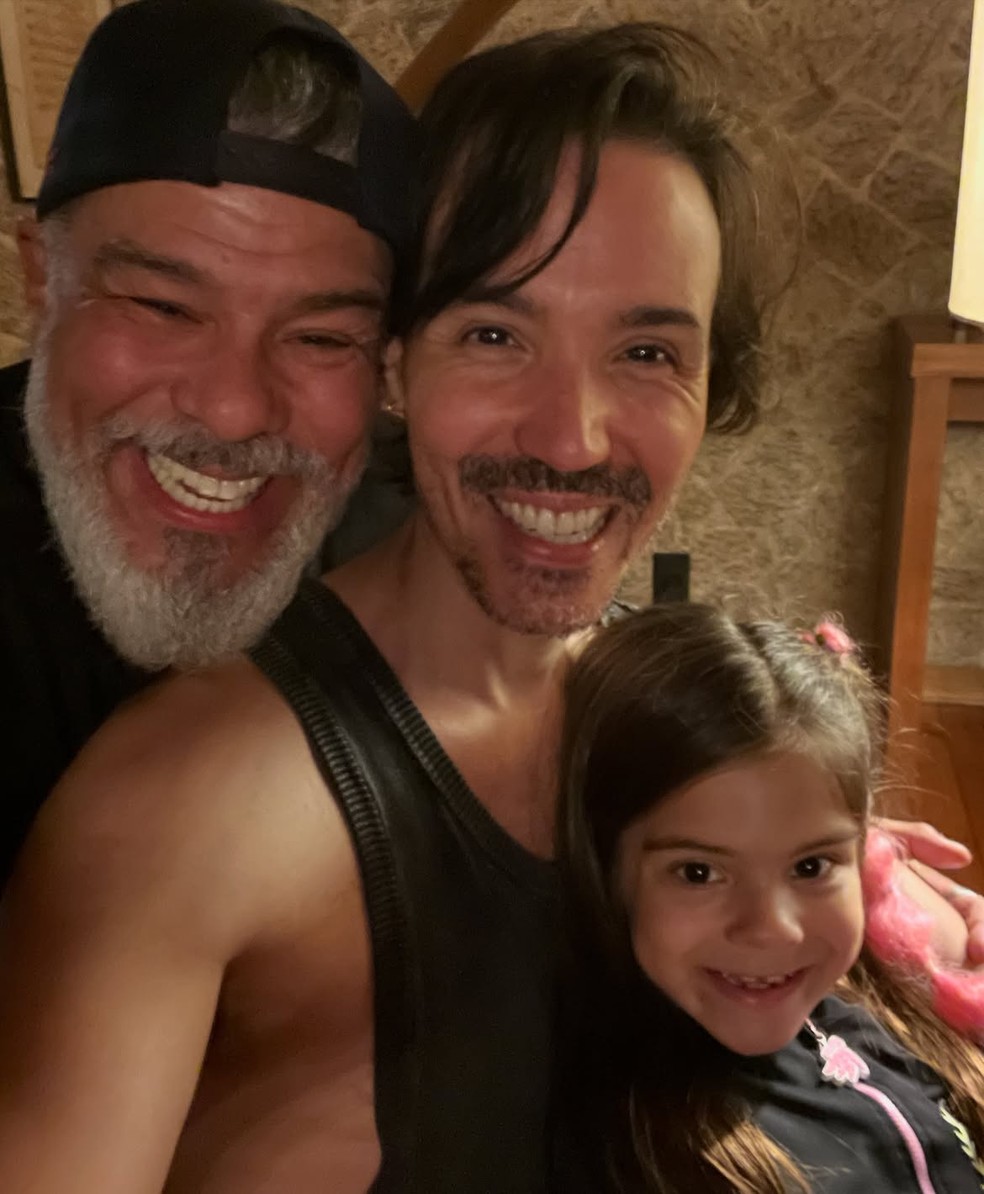 Maurício Mattar com o filho mais velho, Luã, e a caçula, Ilha — Foto: Reprodução/Instagram