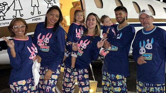 Virginia Fonseca, Zé Felipe e filhas combinam aerolooks para voo no jatinho da família