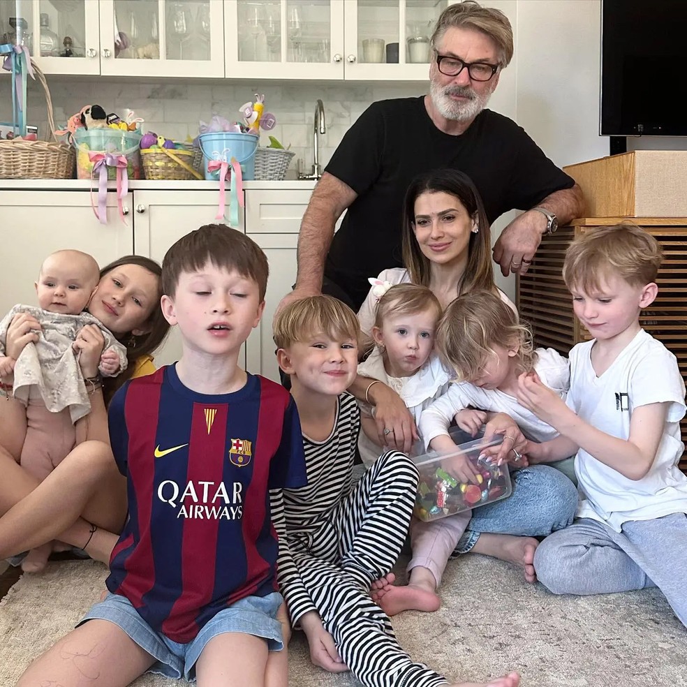 Alec Baldwin, Hilaria Baldwin e os seis filhos — Foto: Reprodução/Instagram