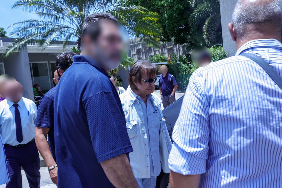 Roberto Carlos participa do velório de Norma Braga, sua última irmã viva — Foto: Anderson Bordê / AgNews