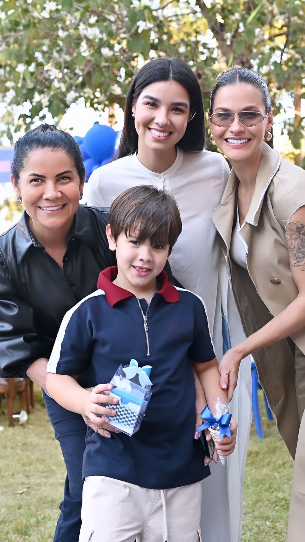 Andressa Suita com o filho mais velho, Gabriel, a mãe, Suely Suita, e a irmã, Luara Suita — Foto: Instagram