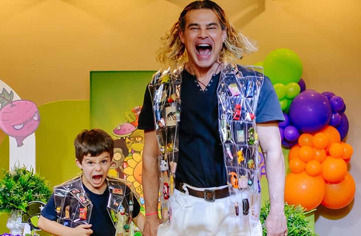 Aniversariantes no mesmo dia, Carmo Dalla Vecchia e filho usam looks iguais em festa - QTU Questões do Universo