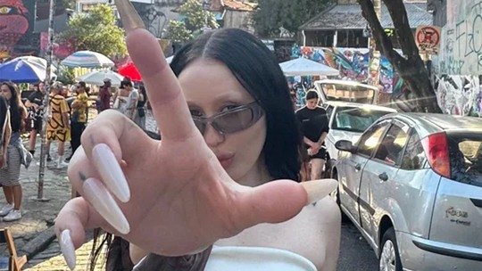 Noah Cyrus faz selfies pelas ruas de São Paulo antes de cantar em festival