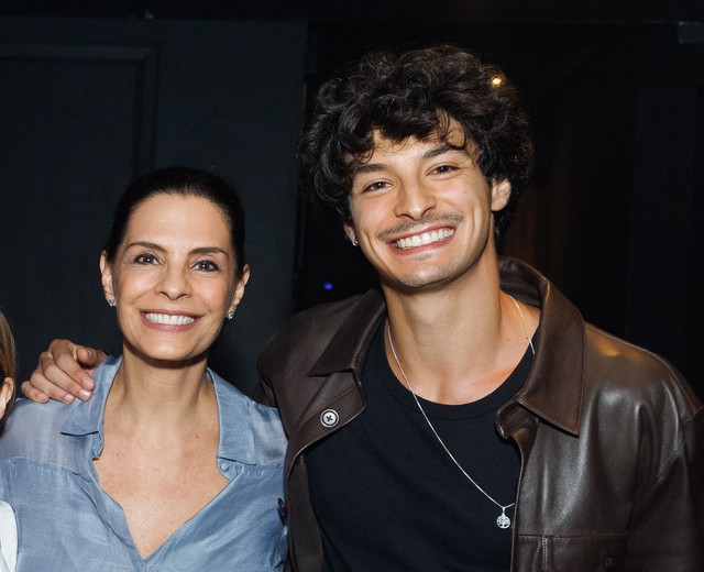 Helena Ranaldi posa com o ex-marido, o atual e o filho em noite de teatro
