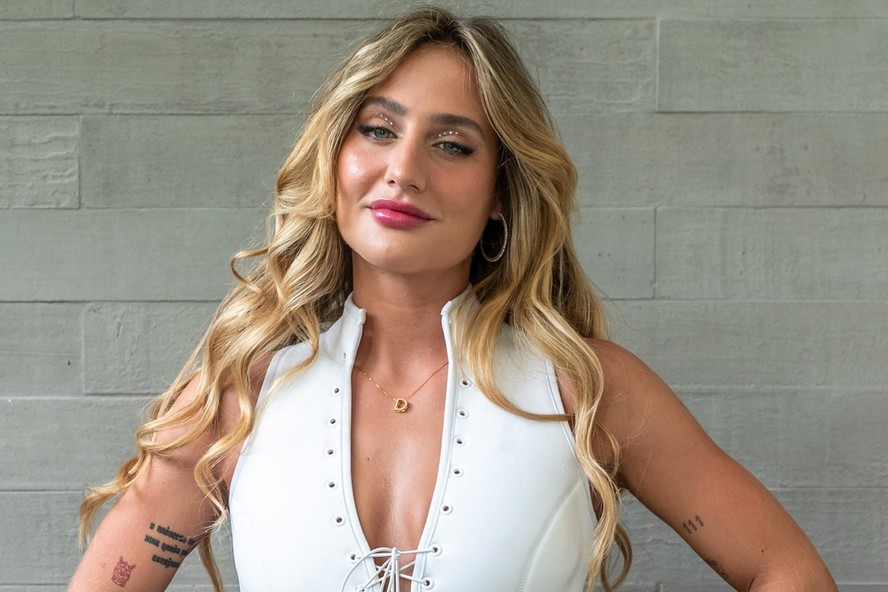 Bruna Griphao caracterizada como Danielle, sua personagem em 'Jogada de Risco'
