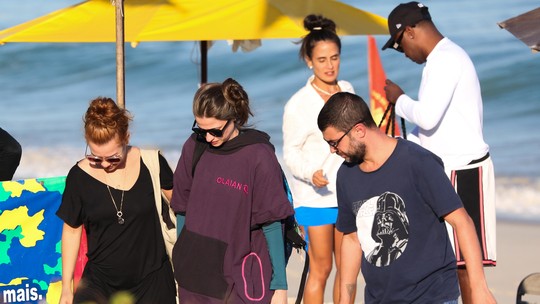 Thiaguinho vai à praia com Carol Peixinho, Fernanda Souza e a namorada da atriz