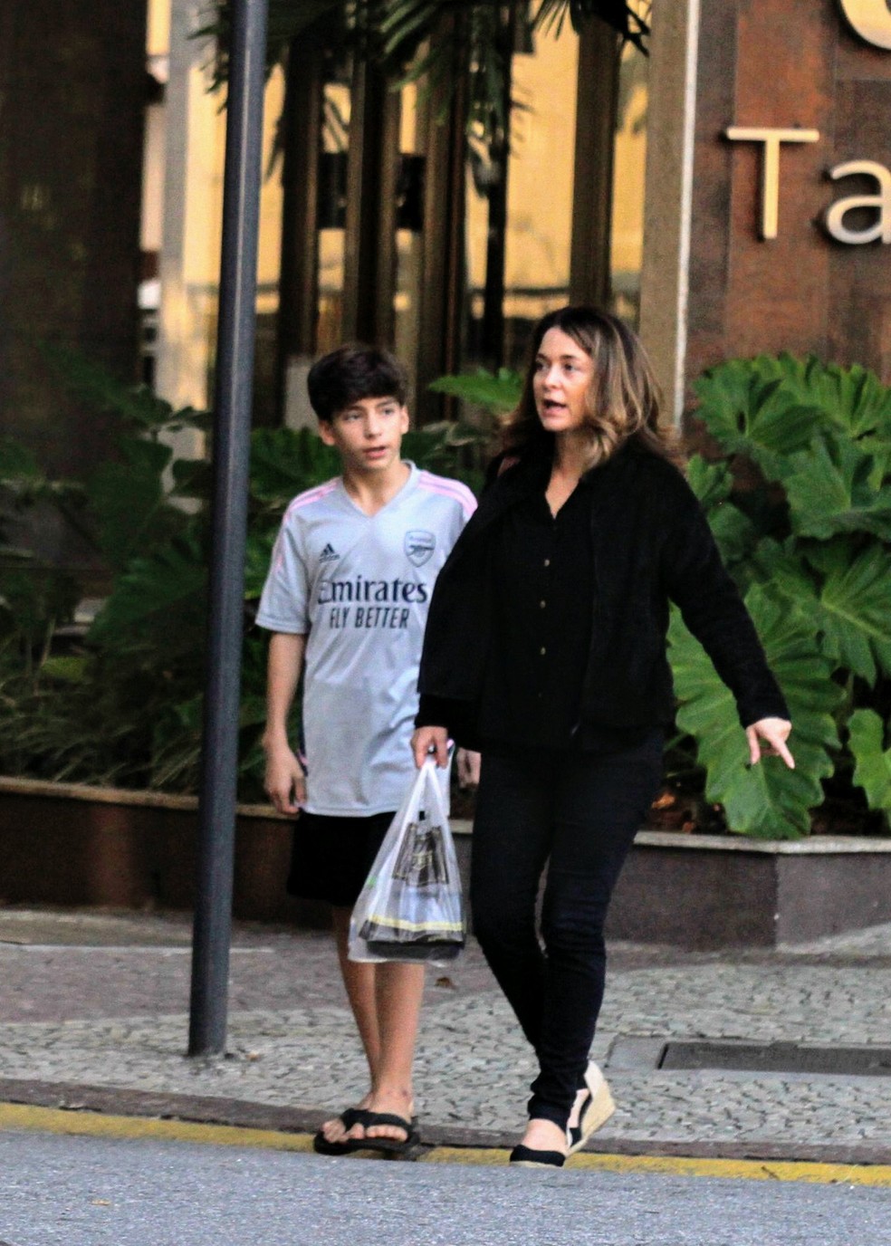 Cláudia Abreu passeia com o filho — Foto: Dan Delmiro/ AgNews