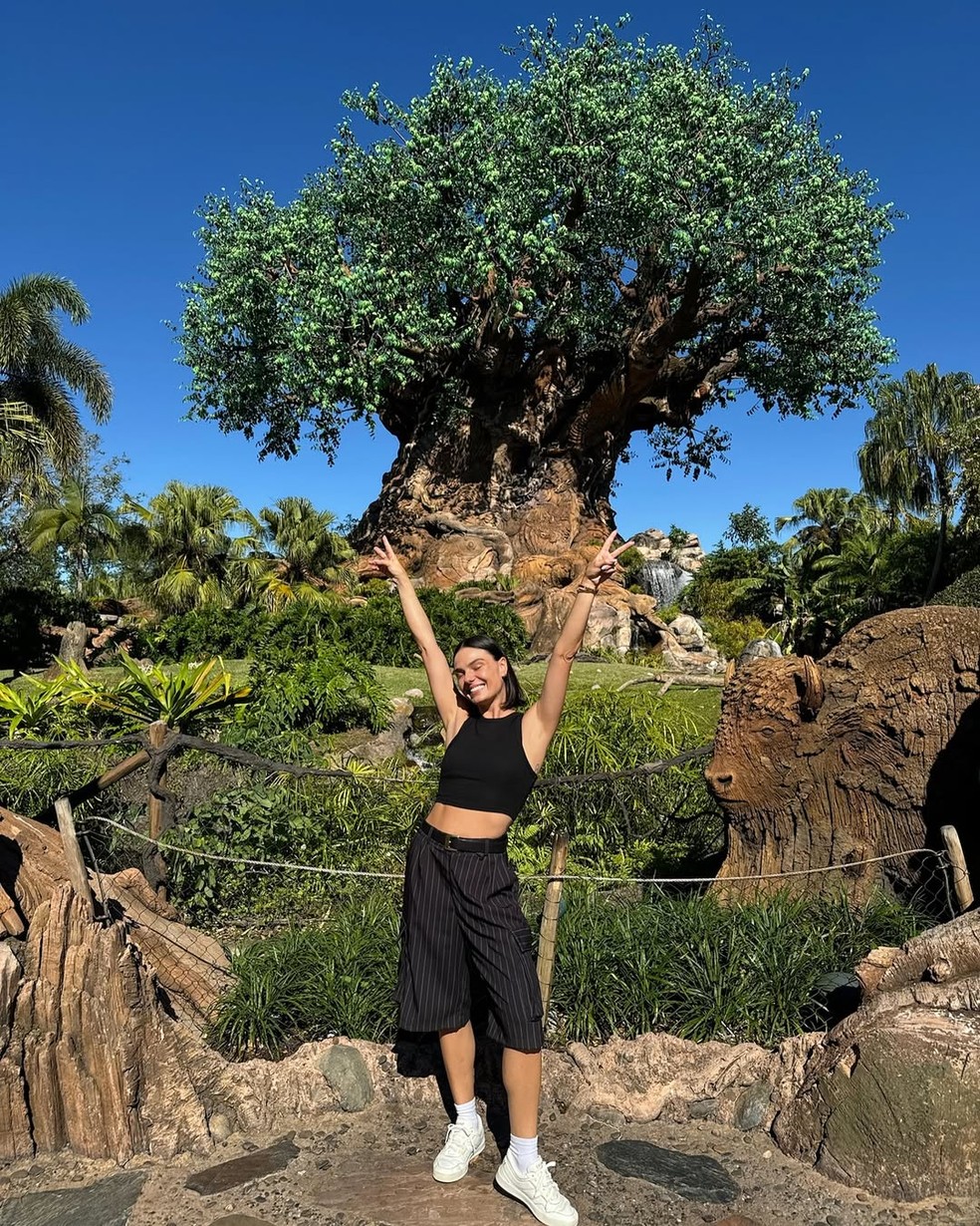 Isis Valverde abre álbum de viagem pela Disney com filho, enteados e ...