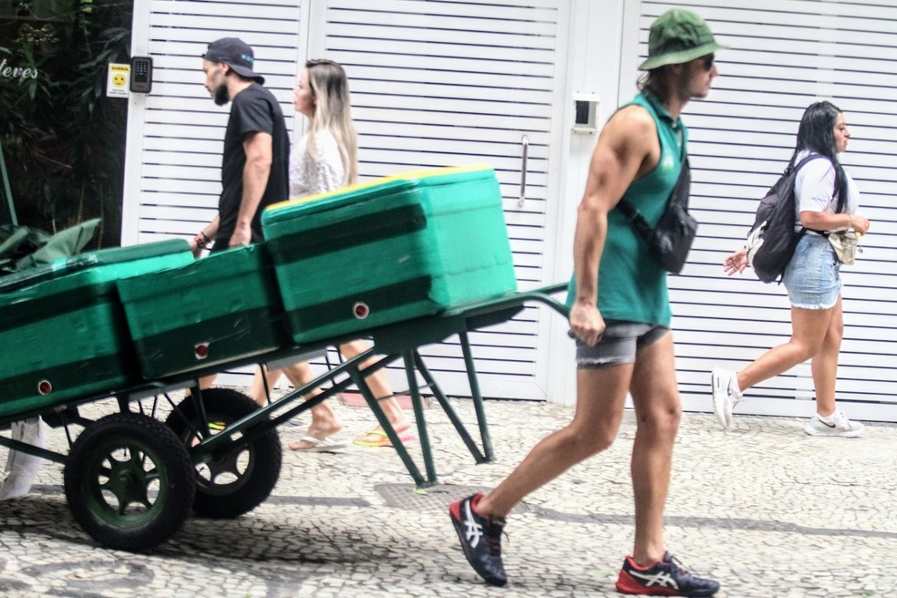 Daniel Erthal com seu carrinho de bebidas nas ruas de Copacabana — Foto: Daniel Delmiro/AgNews