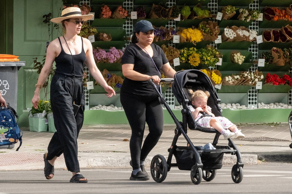 Amber Heard Curte Passeio Com A Filha Em Madri Enquanto Johnny Depp Lança Filme Em Cannes 