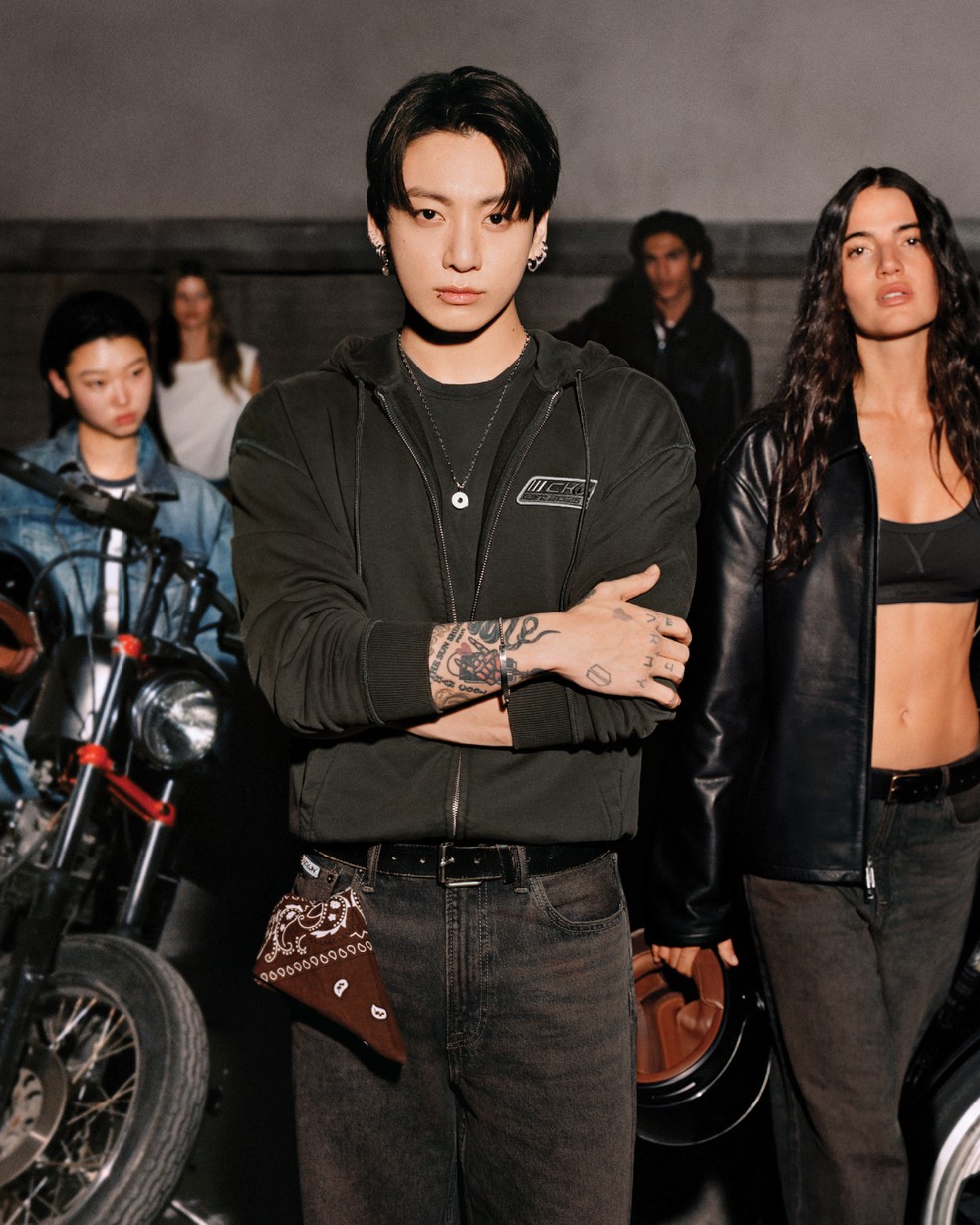 Jungkook, do BTS, lança primeira coleção de moda: 'Quis mergulhar
