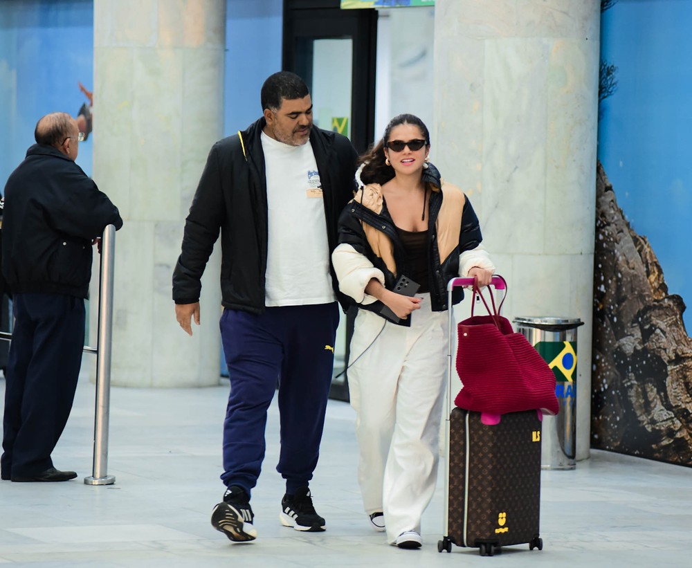 Maisa desembarca no Rio de Janeiro ao lado do pai e mala de quase R$ 24 ...