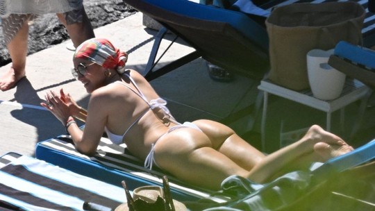 Jennifer Lopez renova bronzeado durante passeio pela Itália
