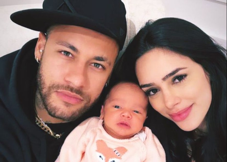 Neymar posa com Bruna Biancardi e a filha e compara: 'Com quem parece mais?'