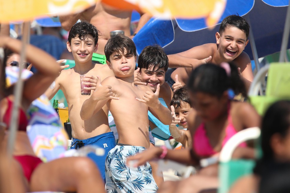 Juliana Paes levou os filhos e amigos na praia — Foto: Dilson Silva/AgNews