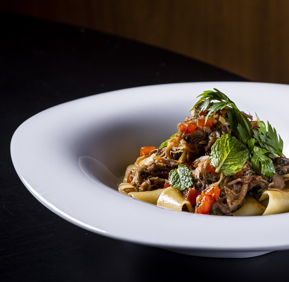 Cordeiro na mesa: veja dicas de preparo, receita e onde comer