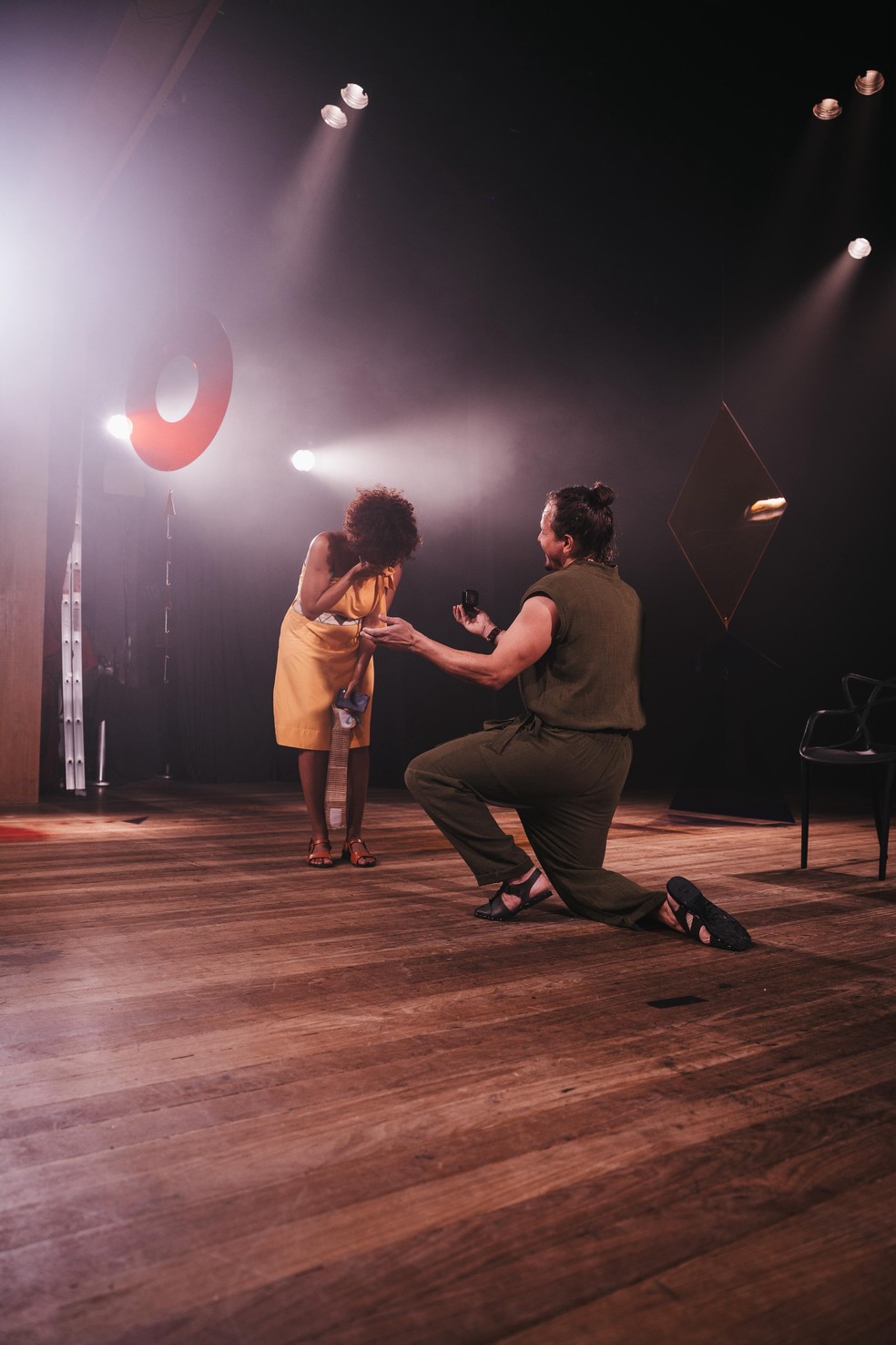 Isabel Fillardis é pedida em casamento após peça de teatro no Rio — Foto: Guilherme Silva / Brazil News