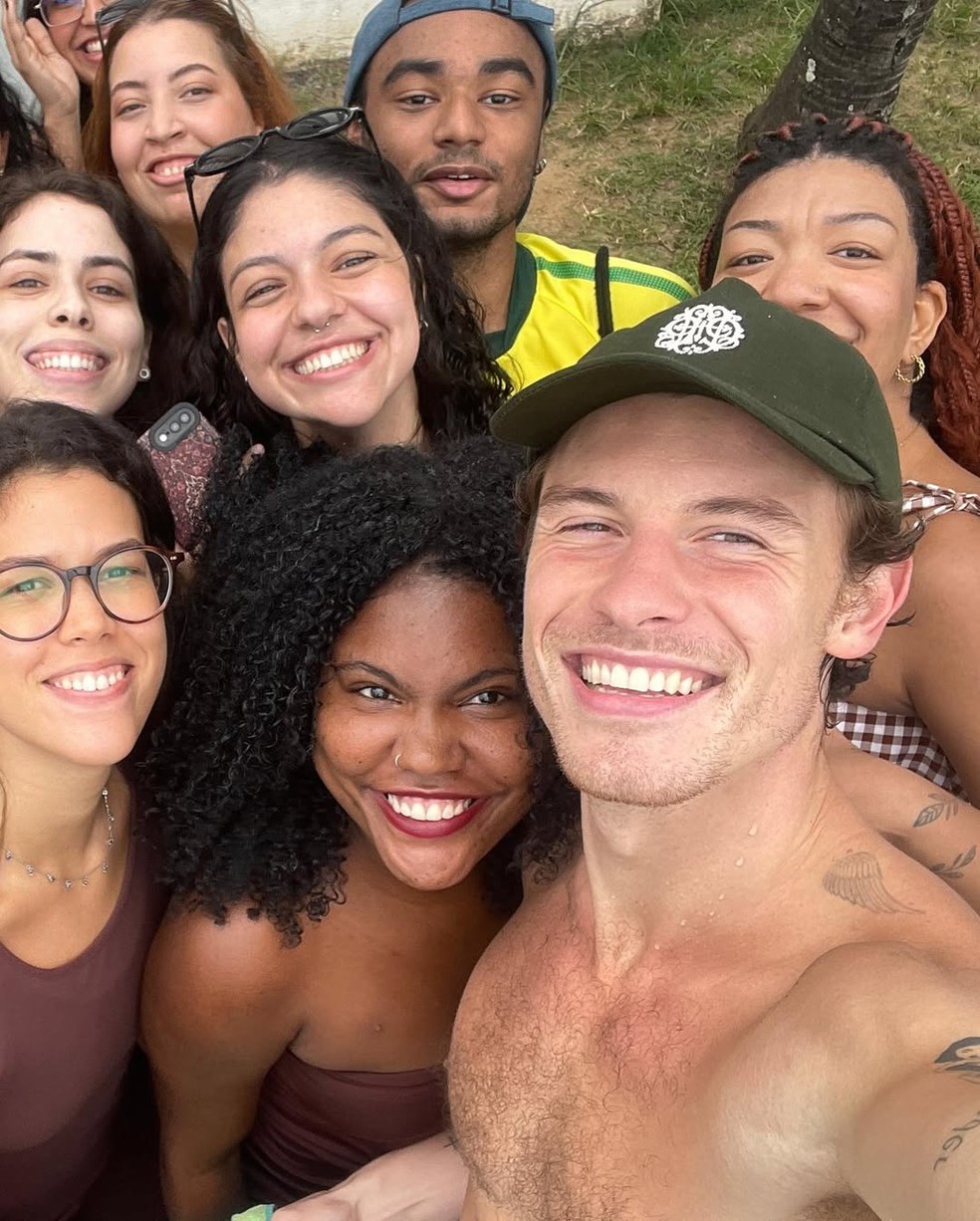 Shawn Mendes posa com fãs em praia de Salvador — Foto: Reprodução/Instagram