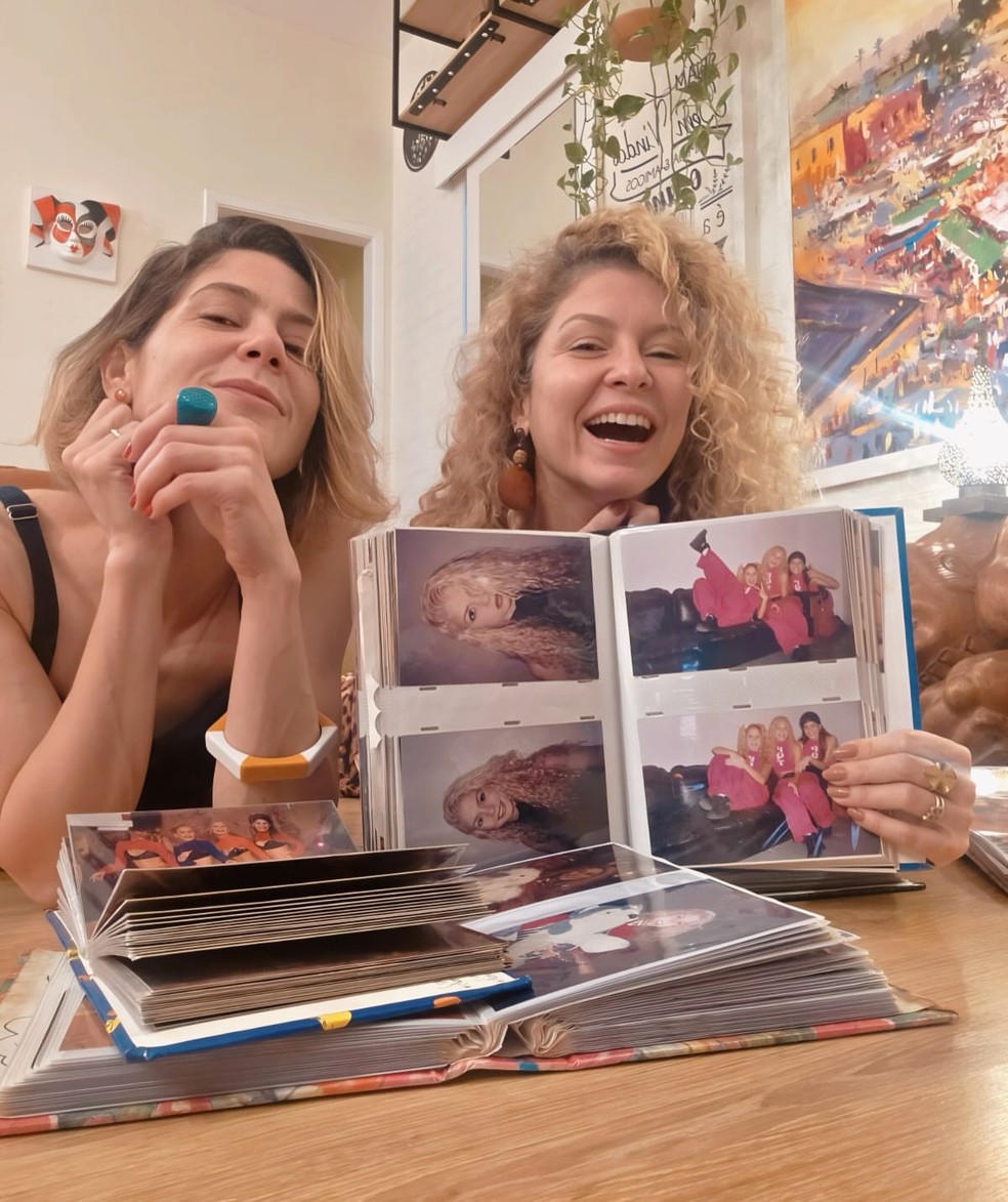 Vanessa Melo e Bárbara Borges abrem álbuns de fotos dos tempos de paquita — Foto: Reprodução/Instagram