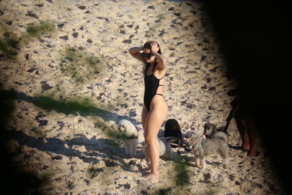 Mel Maia brinca com cachorros na Praia do Grumari no Rio — Foto: Delson Silva/AgNews