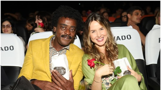 Seu Jorge faz rara aparição com a esposa em cinema de São Paulo 