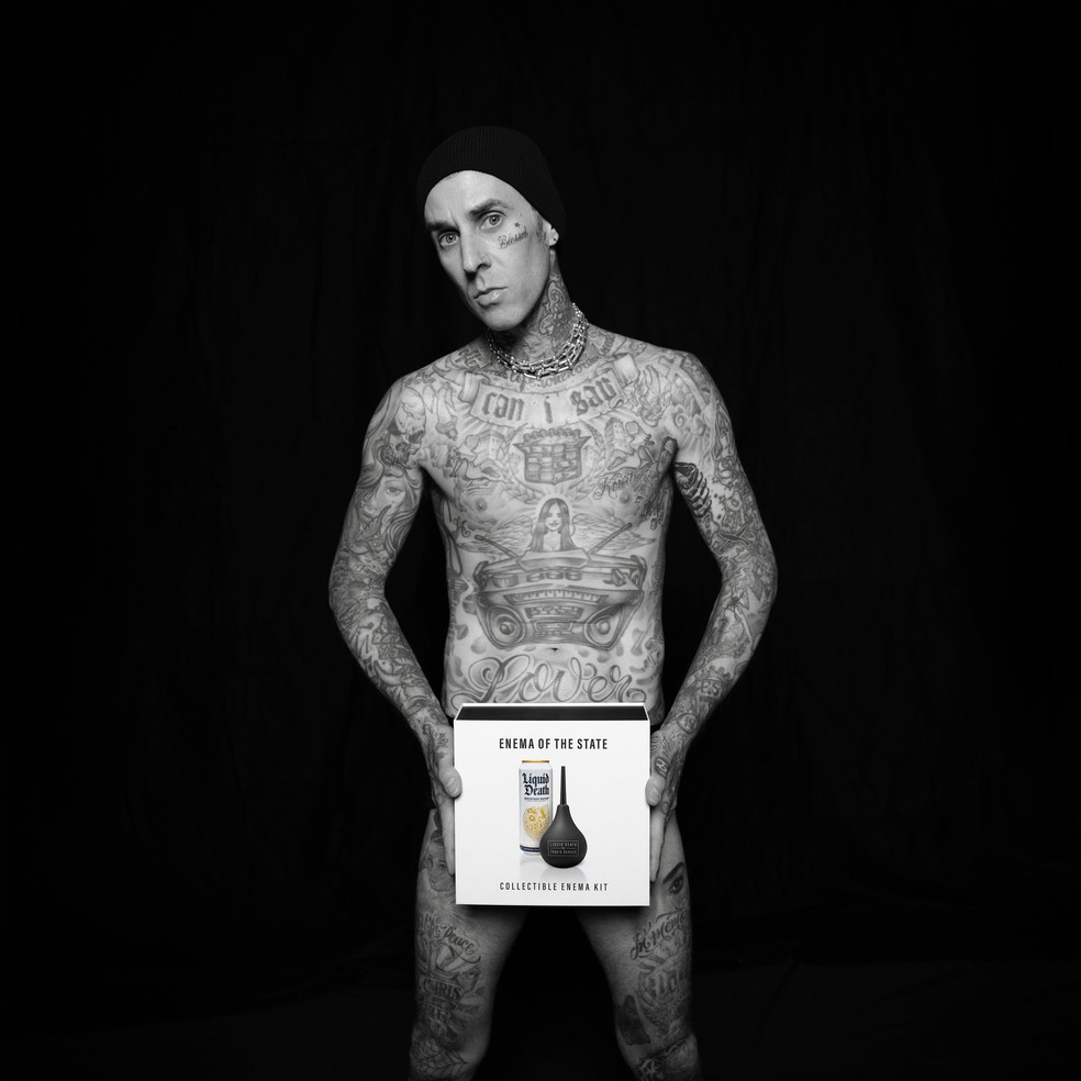 Travis Barker vende kit de limpeza anal limitado — Foto: Divulgação/Liquid Death