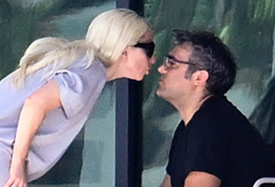 De meias e camiseta, Lady Gaga beija o noivo e deixa pernas