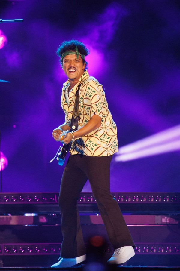 Famosos capricham no look para show de Bruno Mars em São Paulo