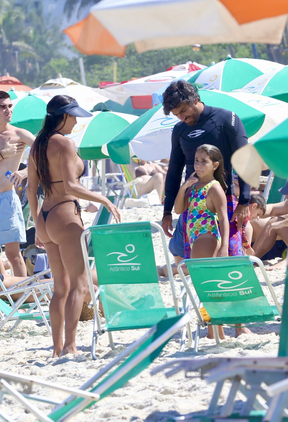 Deborah Secco com o marido e a filha na Praia da Barra — Foto: AgNews