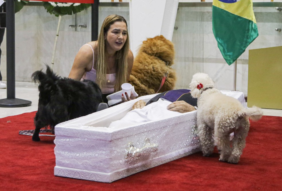 Com caixão no chão, viúva e cachorros de Nahim se despedem do cantor — Foto: Van Campos/AgNews