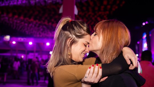 Titi Müller dá beijão em namorada em show de Elba Ramalho