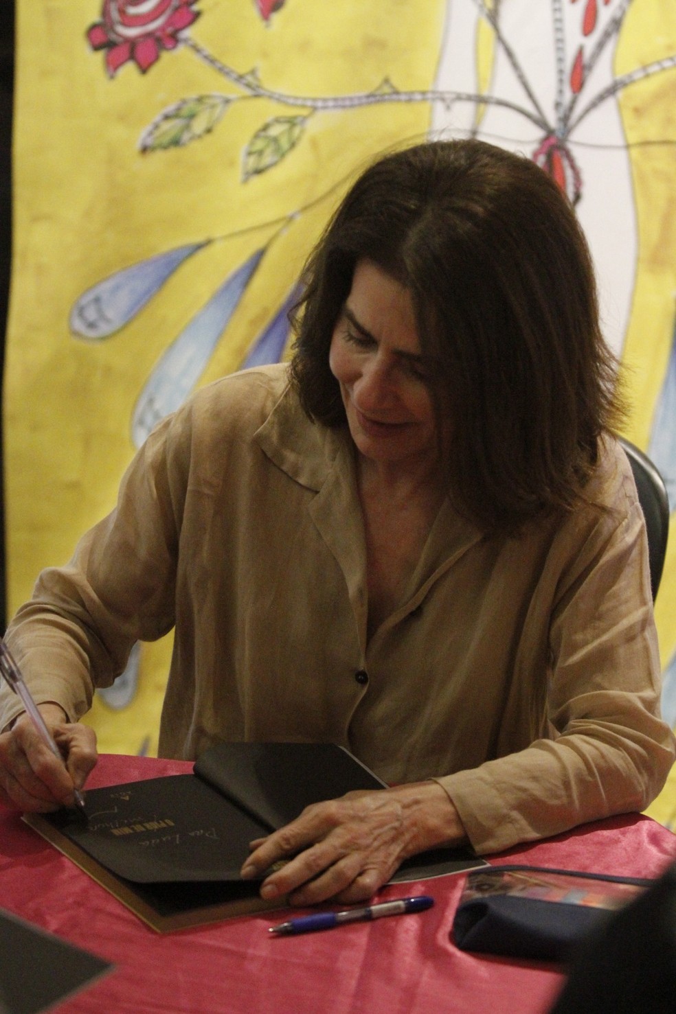 Maitê Proença autografa livro e posa com fãs — Foto: Adão/AgNews