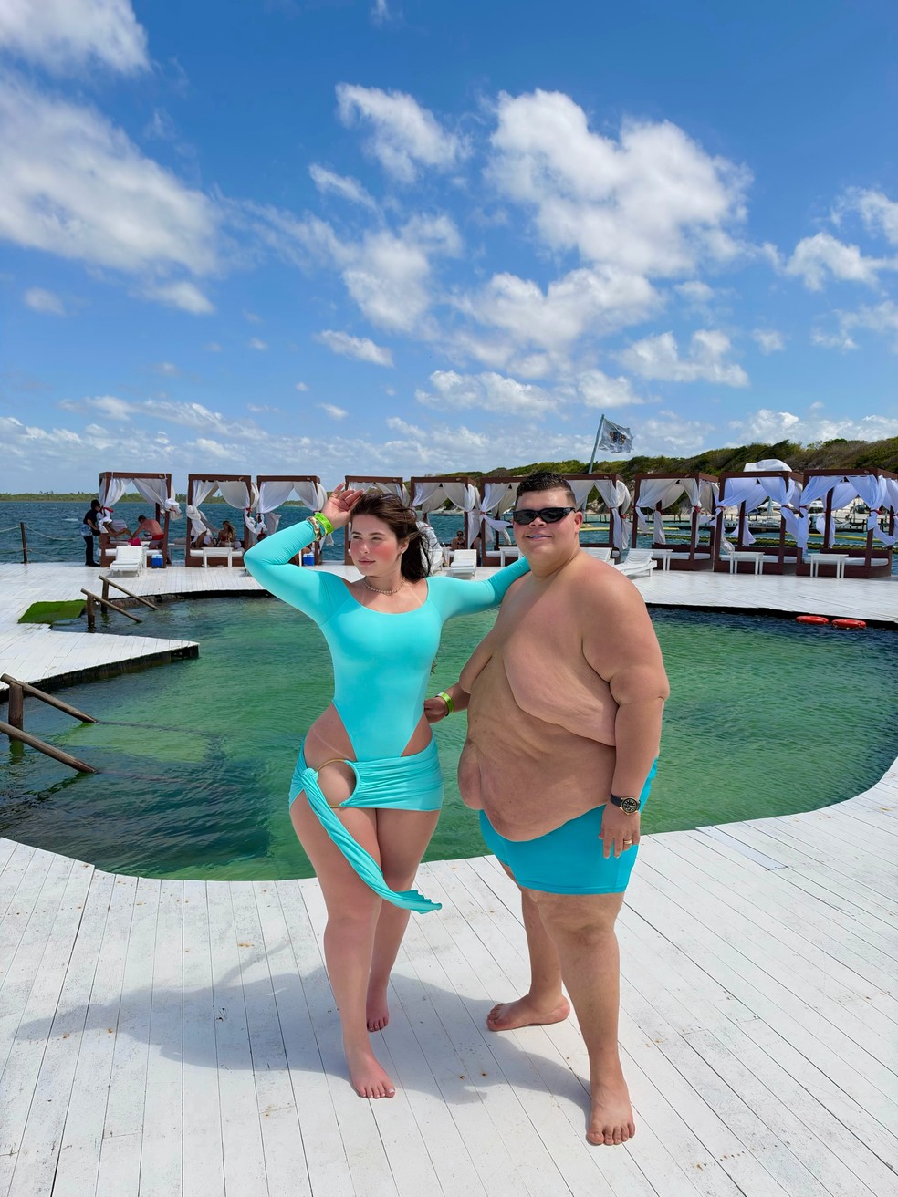 Gordão da XJ e a noiva, Nicolle Caroline, combinam looks em dia de praia em Jericoacoara — Foto: Reprodução/Instagram