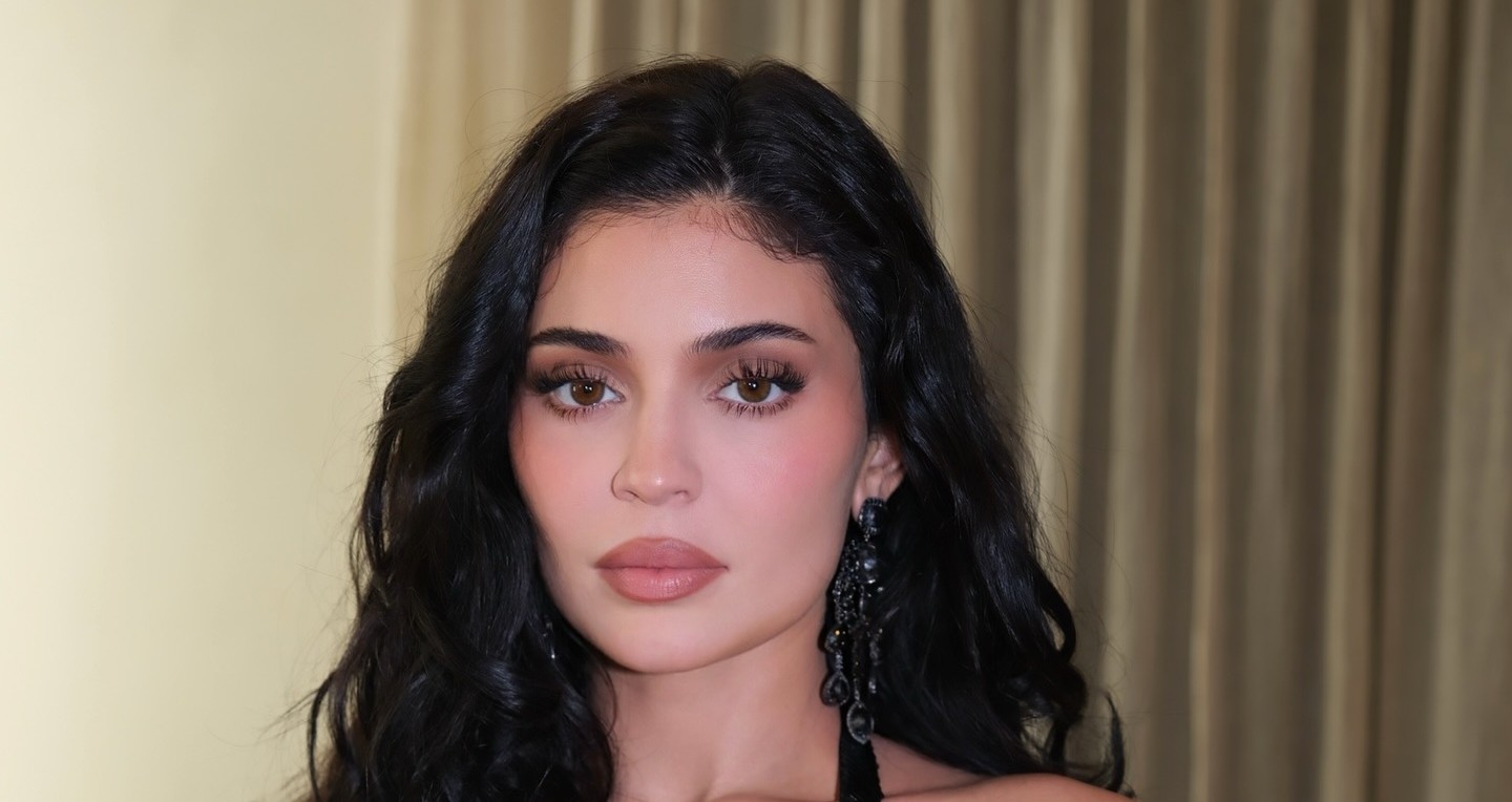 Sem maquiagem, Kylie Jenner volta ao YouTube e recebe elogios por beleza natural - QTU Questões do Universo