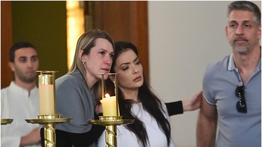 Lí Martins é amparada por amigos e familiares em missa de sétimo dia de JP Mantovani