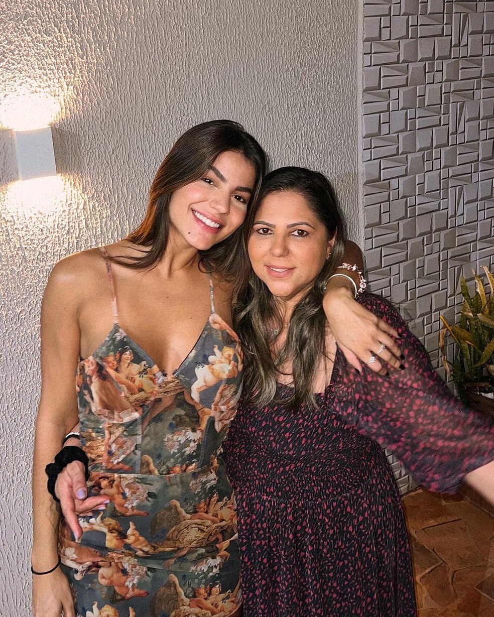 Hariany Almeida e sua mãe — Foto: Reprodução / Instagram