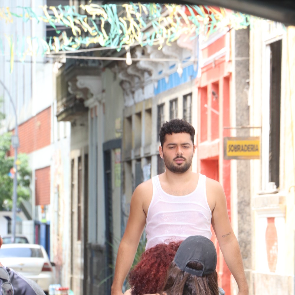 Pedro Sampaio grava clipe no Beco do Rato, no Rio