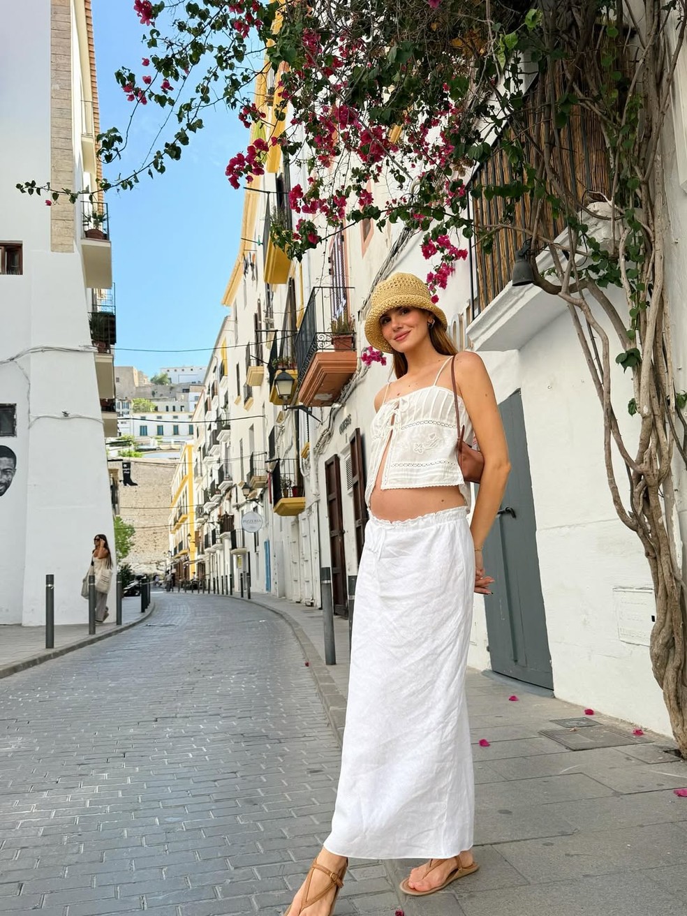 Camila Queiroz segue com 'babymoon' para a Espanha e web reage: 'Gravidinha tão perfeita' — Foto: Reprodução/Instagram