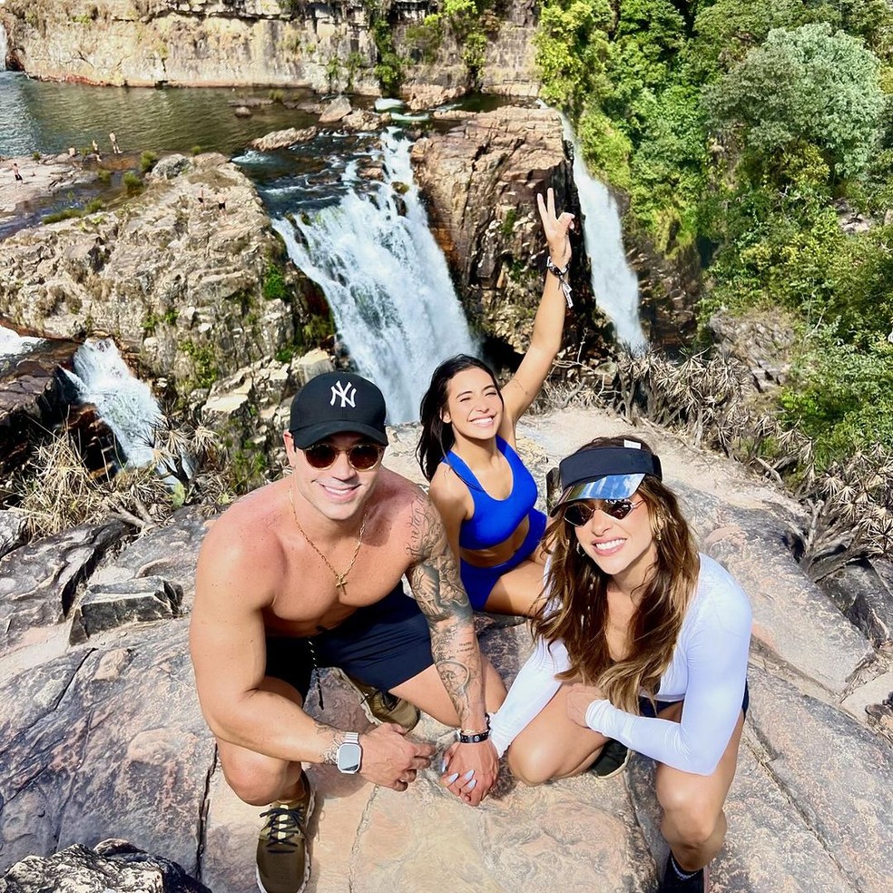 Vanessa Lopes curtiu cachoeira com os pais — Foto: Reprodução/Instagram
