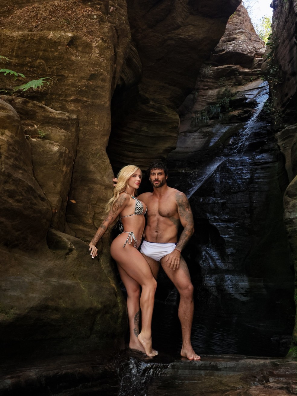 Jesus Luz curte cachoeira com namorada — Foto: Reprodução/Instagram