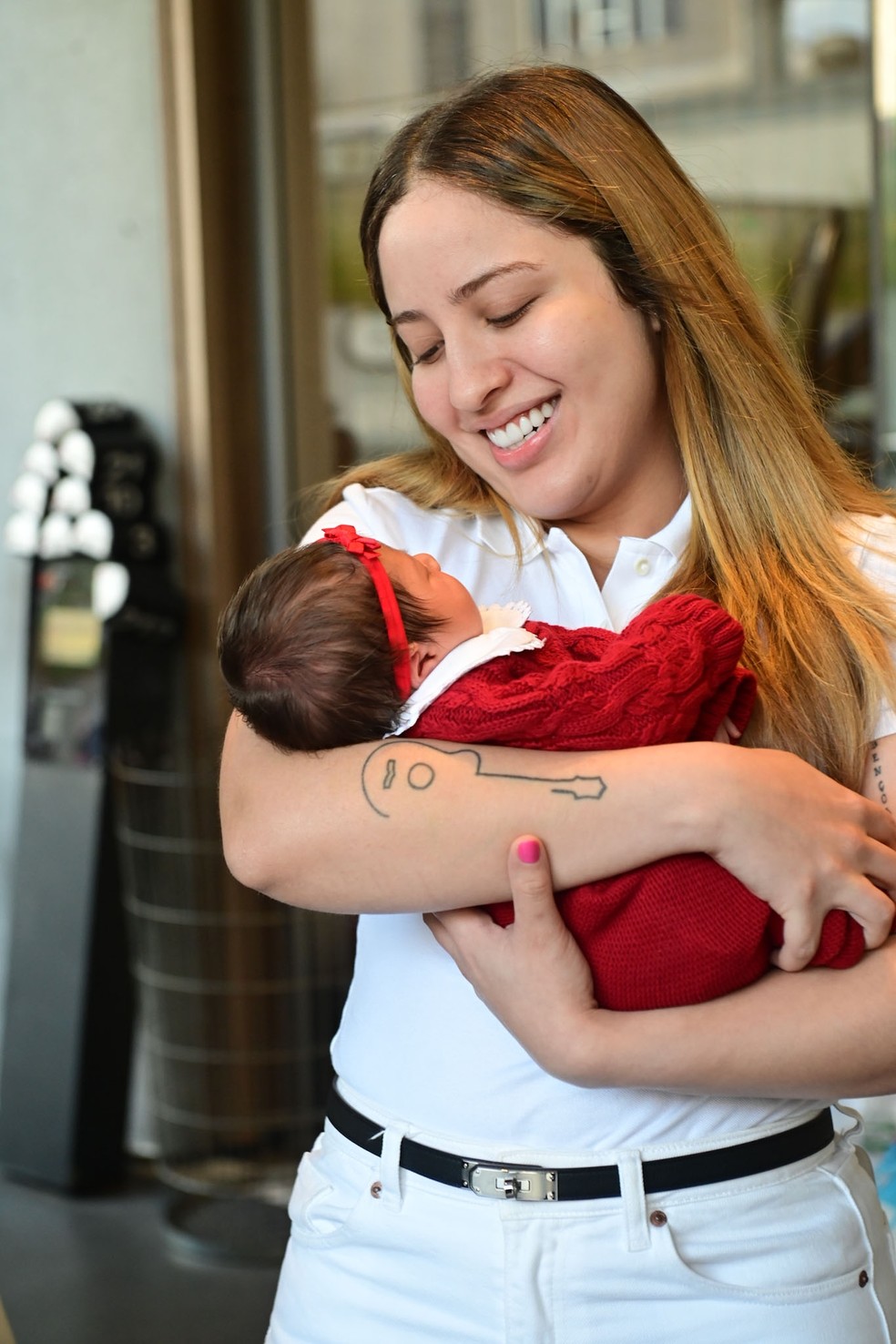 Mari Fernandez e Júlia Ribeiro deixam maternidade com primeira filha — Foto: Leo Franco/AgNews