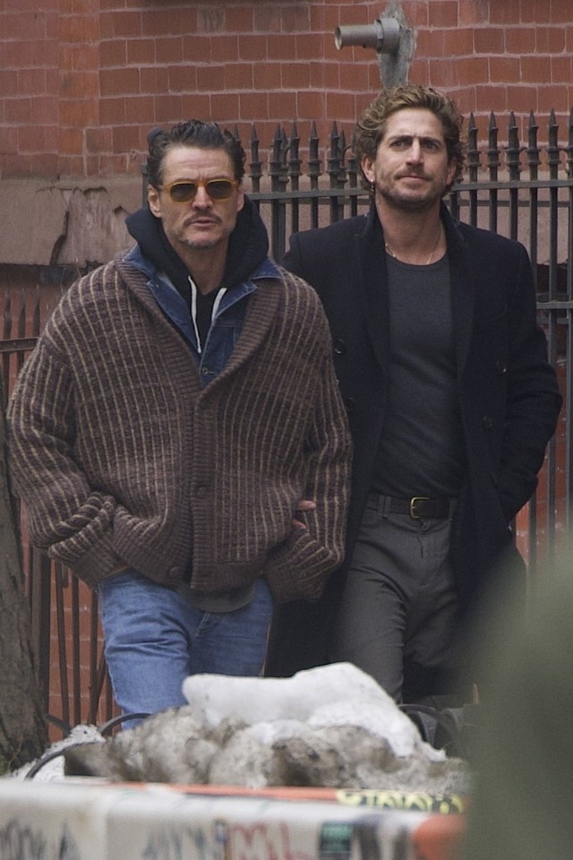 Novo casal? Pedro Pascal é visto com diretor argentino em passeio por ...