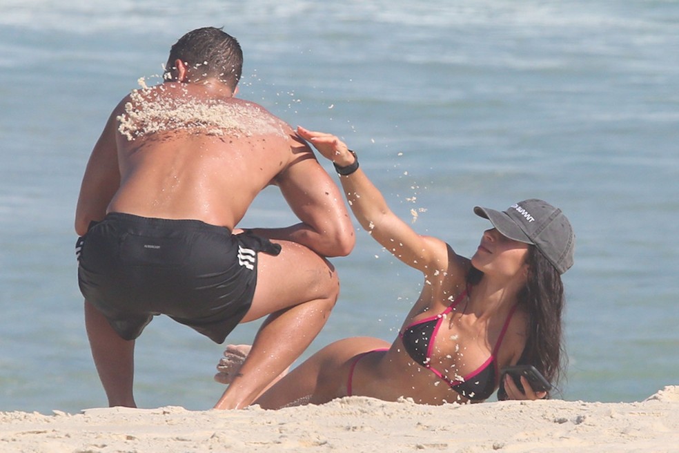 Jade Picon joga areia em André Lamoglia — Foto: Dilson Silva / Agnews