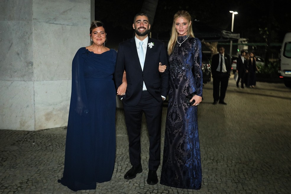 Carol Sampaio com Pedro Scooby e Cintia Dicker — Foto: Anderson Borde e Victor Chapetta/AgNews