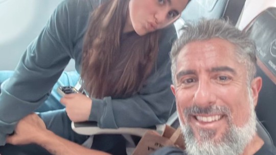 Marcos Mion viaja ao exterior com filha após curtir férias românticas com a esposa