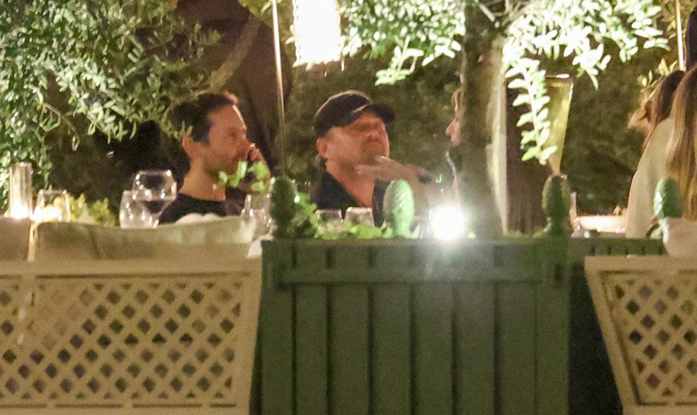 Leonardo DiCaprio e Tobey Maguire em jantar com modelos em Paris — Foto: The Grosby Group