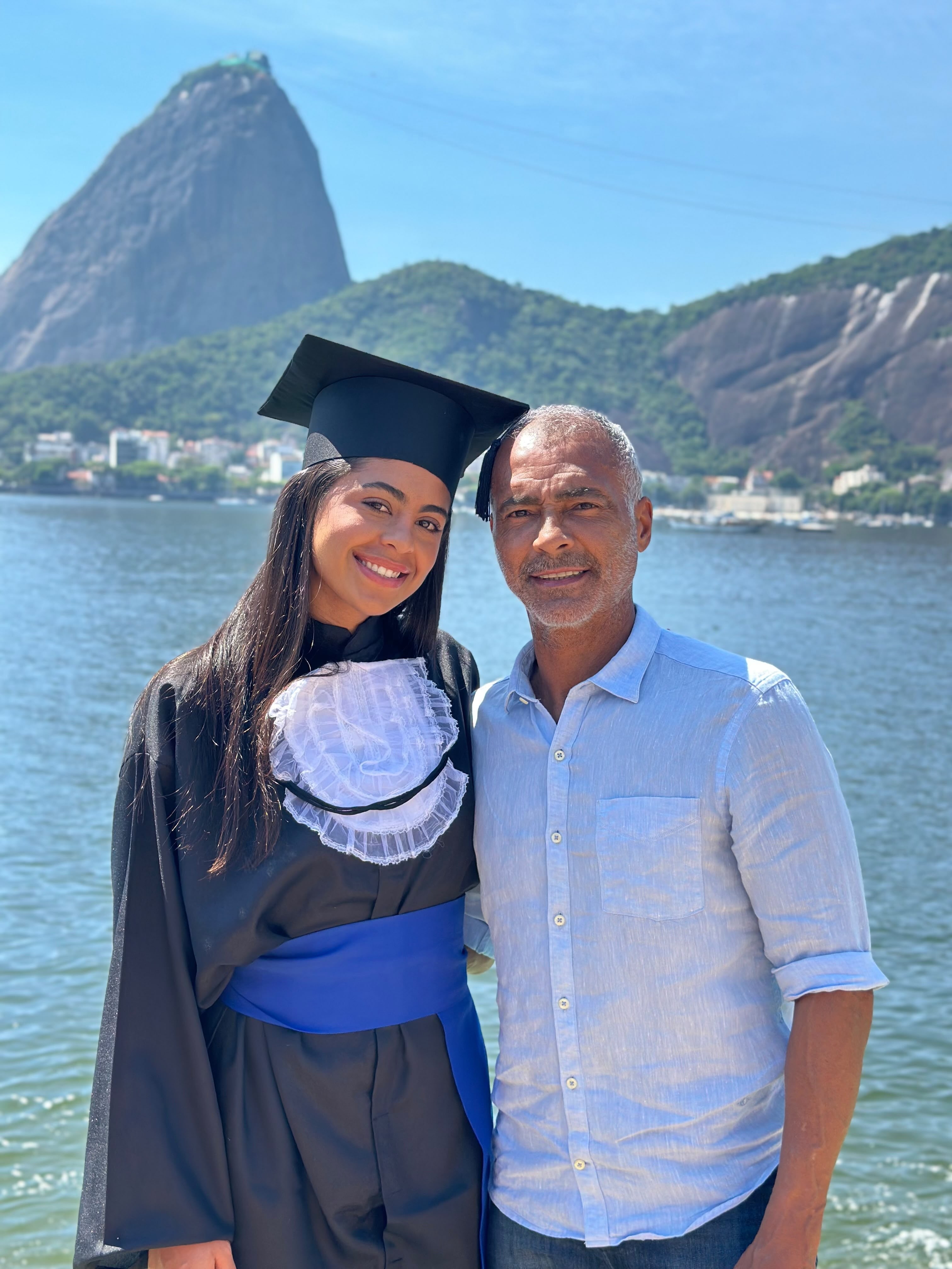 Romário reúne filhas em sessão de fotos de formatura de Isabella Faria, de 23 anos: 'Que orgulho'