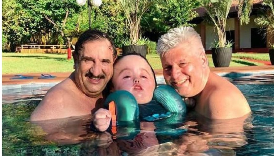 Ratinho toma banho de piscina em férias na fazenda com o neto Noah