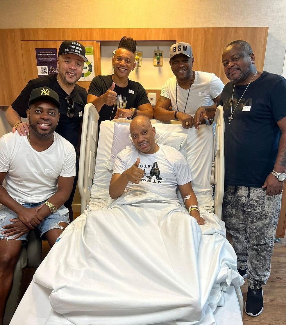Anderson do Molejo recebe visita de colegas do grupo no hospital — Foto: Reprodução Instagram